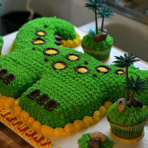2014-12-05_jcb8mn-jen-bateman-dinosaur-cake-cupcakes1