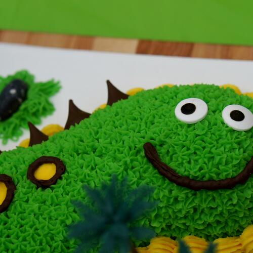 2014-12-05_jcb8mn-jen-bateman-dinosaur-cake-cupcakes2