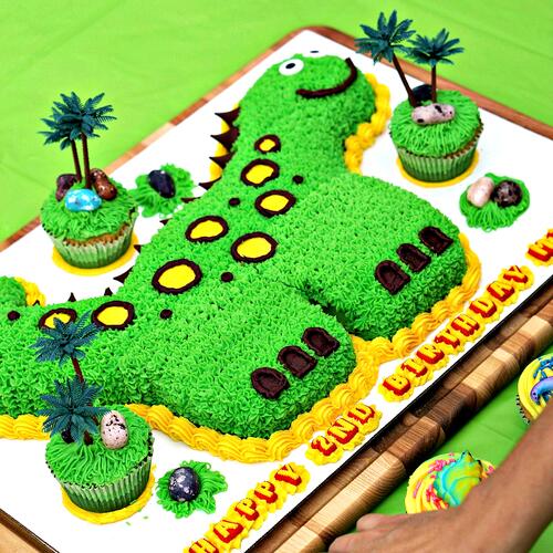 2014-12-05_jcb8mn-jen-bateman-dinosaur-cake-cupcakes4