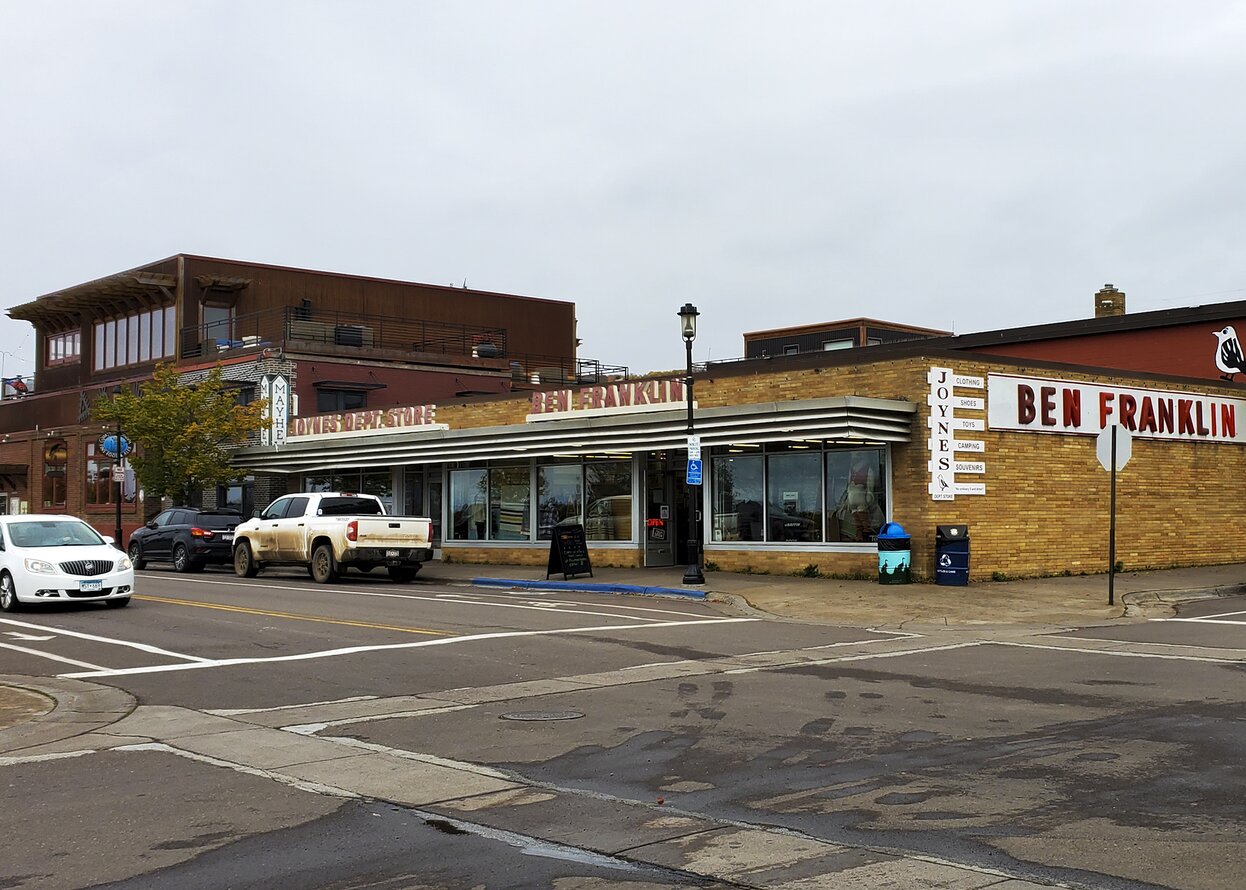 Grand Marais: Wisconsin St and 1st Ave W